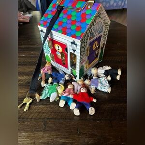 MELISSA AND DOUG Wooden Doorbell Sound Interactive DollHouse With 8 Dolls Toy